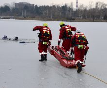 Salvatorii din capitală au salvat de la înec un pescar prăbușit sub gheața unui bazin acvatic