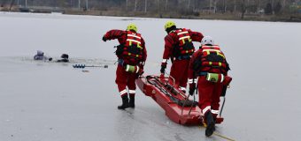 Salvatorii din capitală au salvat de la înec un pescar prăbușit sub gheața unui bazin acvatic