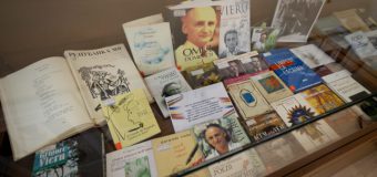 Parlamentul găzduiește o expoziție aniversară dedicată marelui poet Grigore Vieru