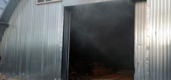 Un depozit de peleți din Strășeni a luat foc