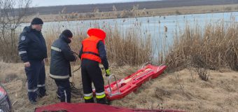 Trei persoane salvate și o persoană decedată după prăbușirea acestora sub gheața bazinelor acvatice
