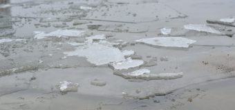 IGSU avertizează: Stratul subțire de gheață pe râuri și lacuri devin periculoase