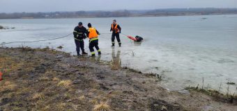 În zilele de weekend trei persoane riscau să se înece după ce s-au prăbușit sub gheața unui bazin acvatic