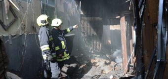 Pompierii continuă să intervină pe strada Columna din capitală