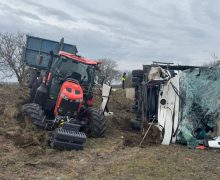 Ștefan-Vodă. Un autocar s-a tamponat cu un tractor