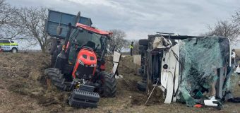 Ștefan-Vodă. Un autocar s-a tamponat cu un tractor