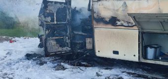 Pompierii au stins flăcările care au cuprins un autobuz la Anenii Noi