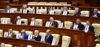 (FOTO) BCS cu portrete ai eroilor de război la ședința Parlamentului