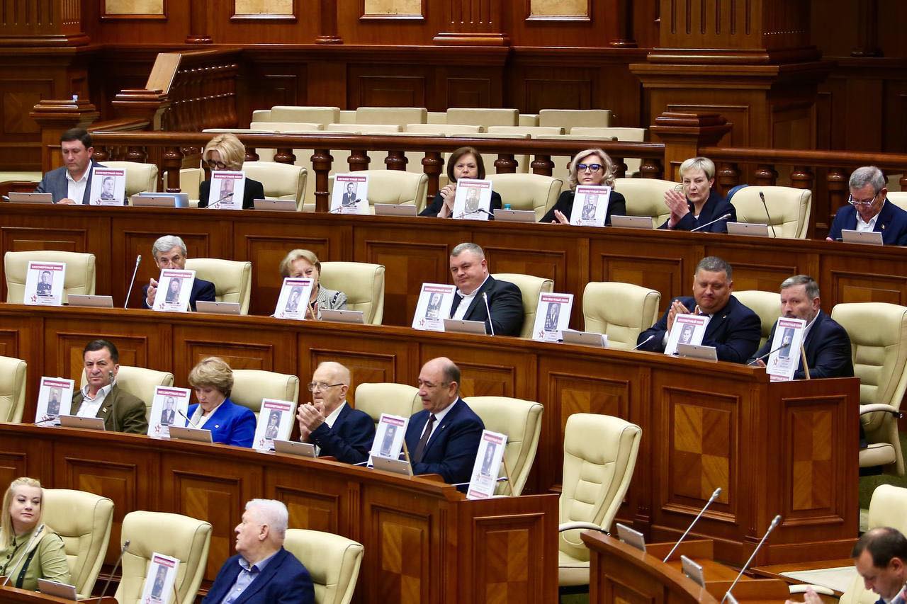 (FOTO) BCS cu portrete ai eroilor de război la ședința Parlamentului