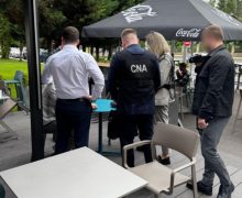 Permis de conducere contra 1200 de euro. CNA și procurorii au reținut un locuitor al capitalei în flagrant