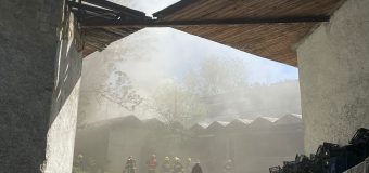 Un local din centrul Capitalei a fost cuprins de flăcări