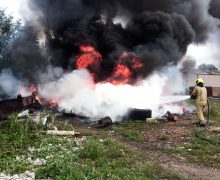 Mai multe cauciucuri s-au aprins la un autoservice din Chișinău