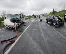 Un automobil s-a tamponat frontal cu un microbuz de rută