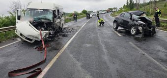 Un automobil s-a tamponat frontal cu un microbuz de rută