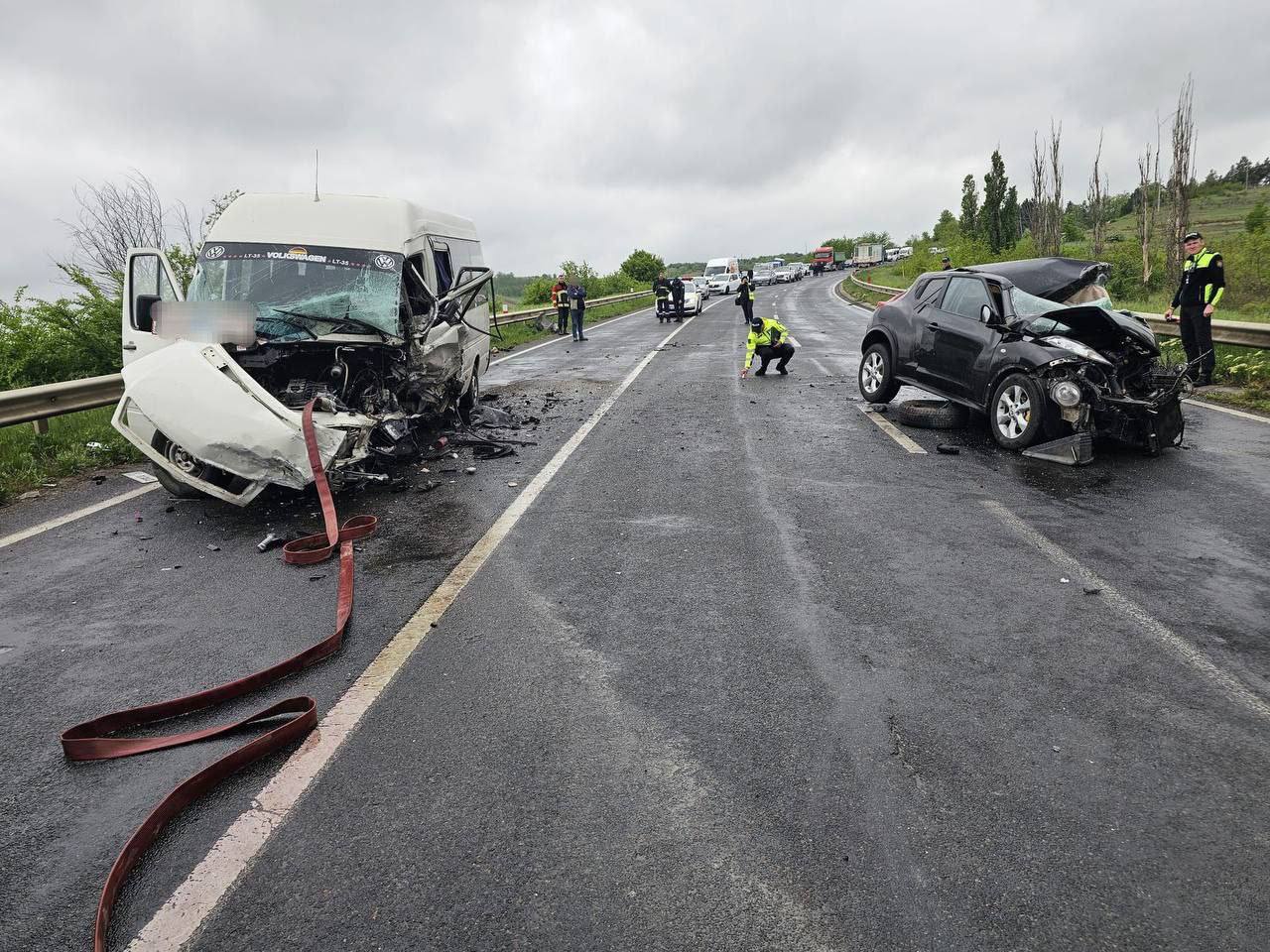 Un automobil s-a tamponat frontal cu un microbuz de rută