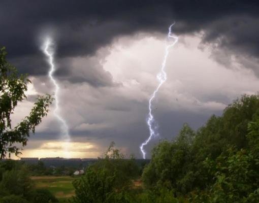 Ploi cu descărcări electrice pe teritoriul țării