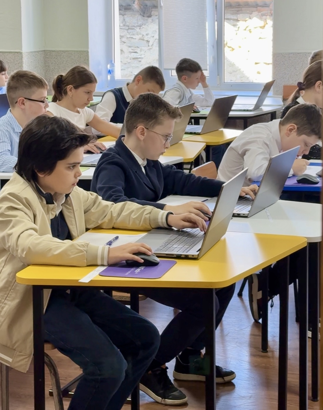 Elevii din 80 de instituții de învățământ din țară au susținut, astăzi, testul la matematică în format digital
