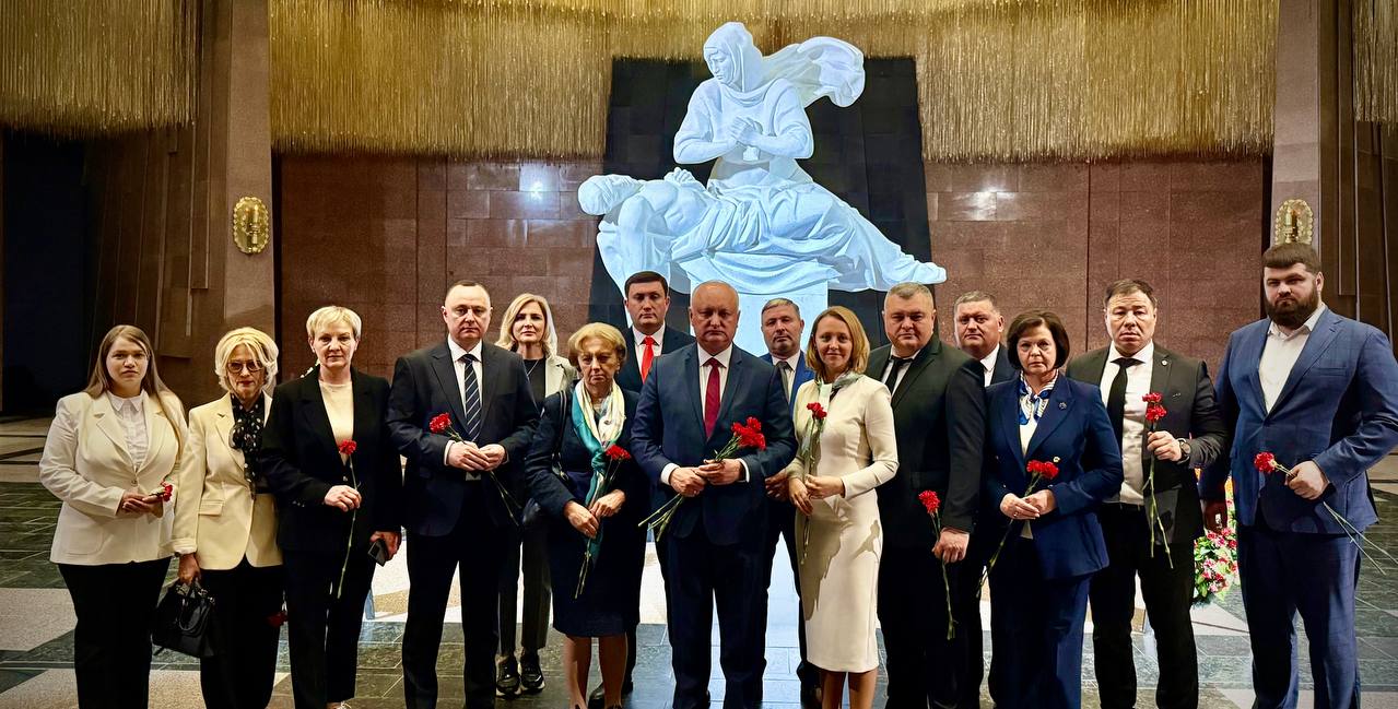 Delegația moldovenească a depus flori în Sala Memoriei și Durerii a Muzeului Victoriei din Moscova