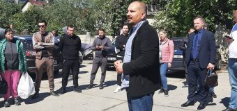Miniștii Buzu și Perciun au mers să discute cu familiile care au avut de suferit în urma incendiului unui bloc locativ din Durlești