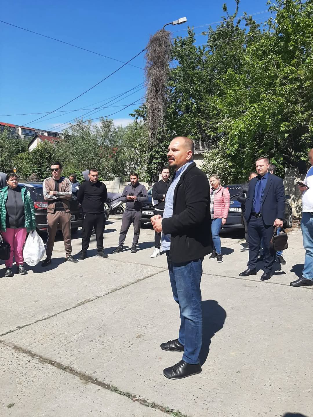 Miniștii Buzu și Perciun au mers să discute cu familiile care au avut de suferit în urma incendiului unui bloc locativ din Durlești