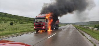 Un autocamion s-a aprins pe drum