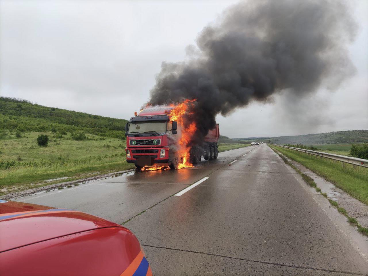 Un autocamion s-a aprins pe drum