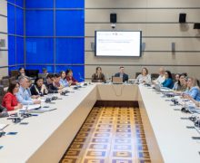 Provocările întâlnite la accesarea serviciilor alternative de îngrijire a copiilor în Republica Moldova, discutate la Parlament