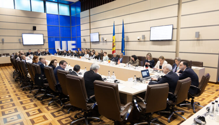 Tinerii din Republica Moldova, încurajați de deputații din statele UE să se implice în procesul de aderare a țării noastre la Uniunea Europeană