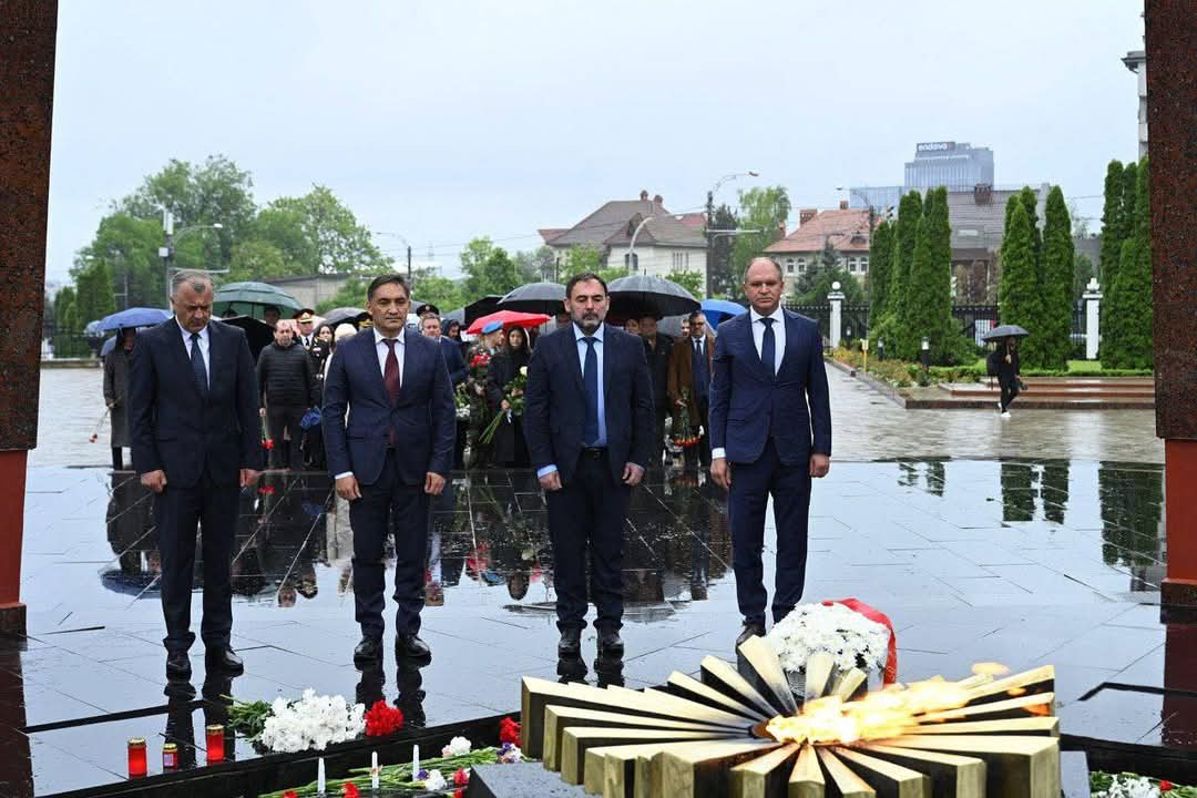 Blocul Alternativa a depus flori la Complexul Memorial „Eternitate”