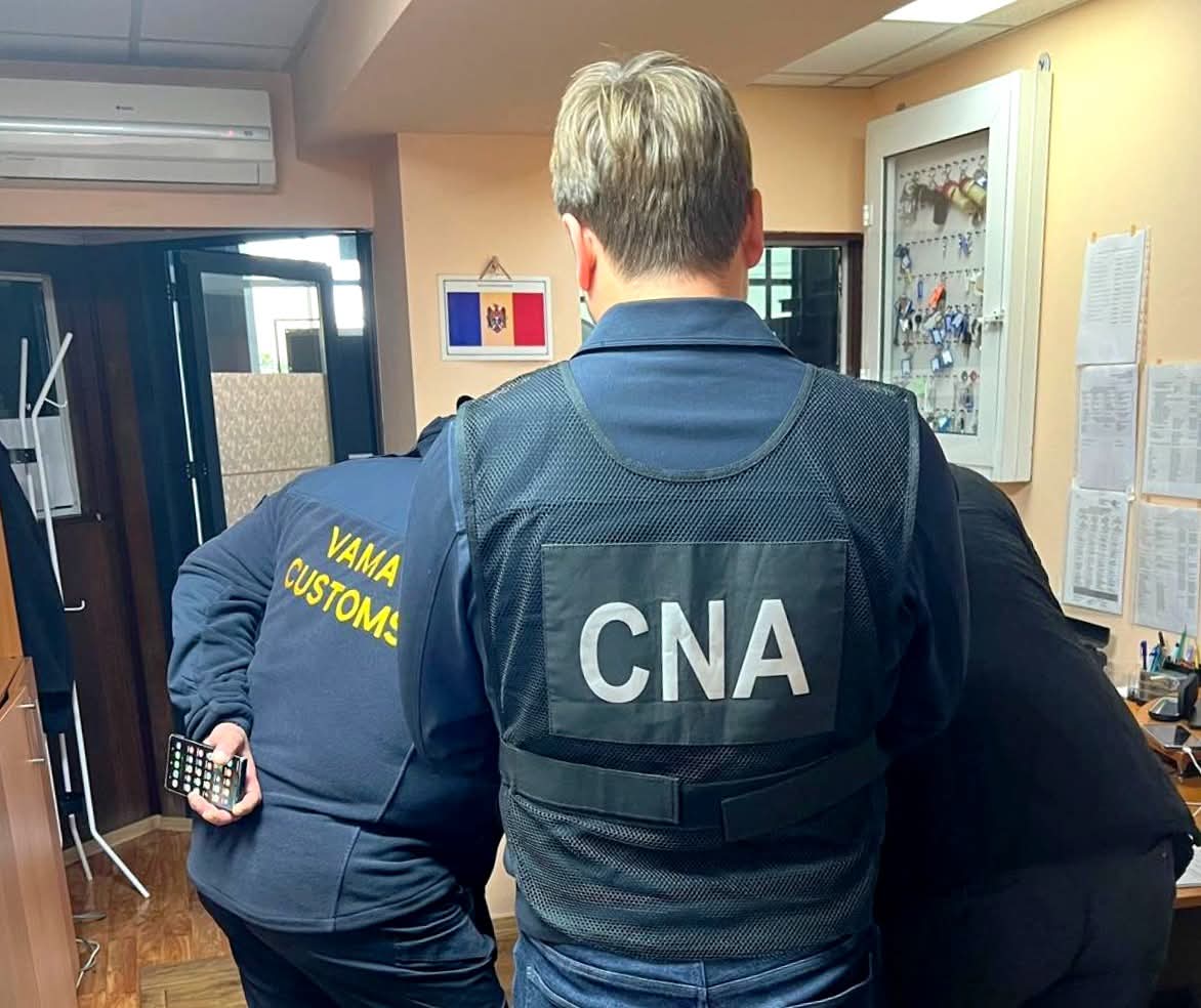 Corupție sistemică la vama Leușeni: Șase angajați vamali cercetați de CNA, o persoană a fost reținută