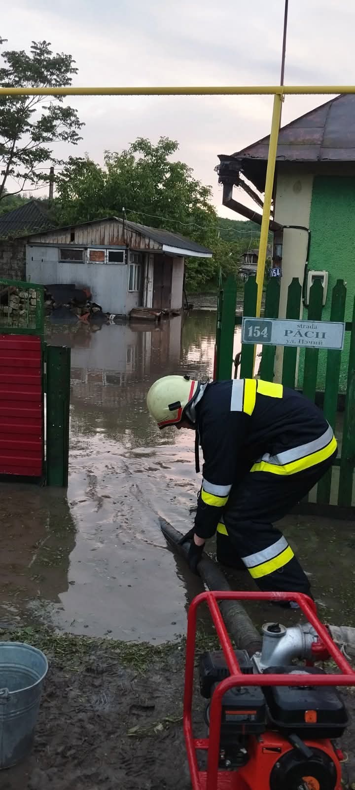 Salvatorii și pompierii au intervenit la lichidarea consecințelor ploii