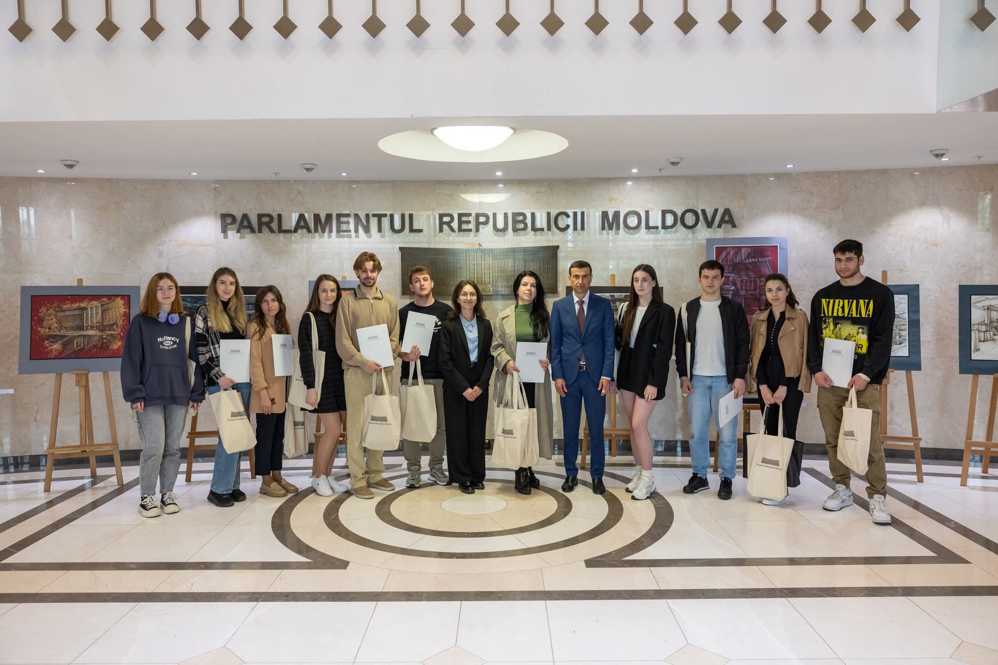 Clădirea Parlamentului, în lucrările studenților de la Universitatea Tehnică a Moldovei