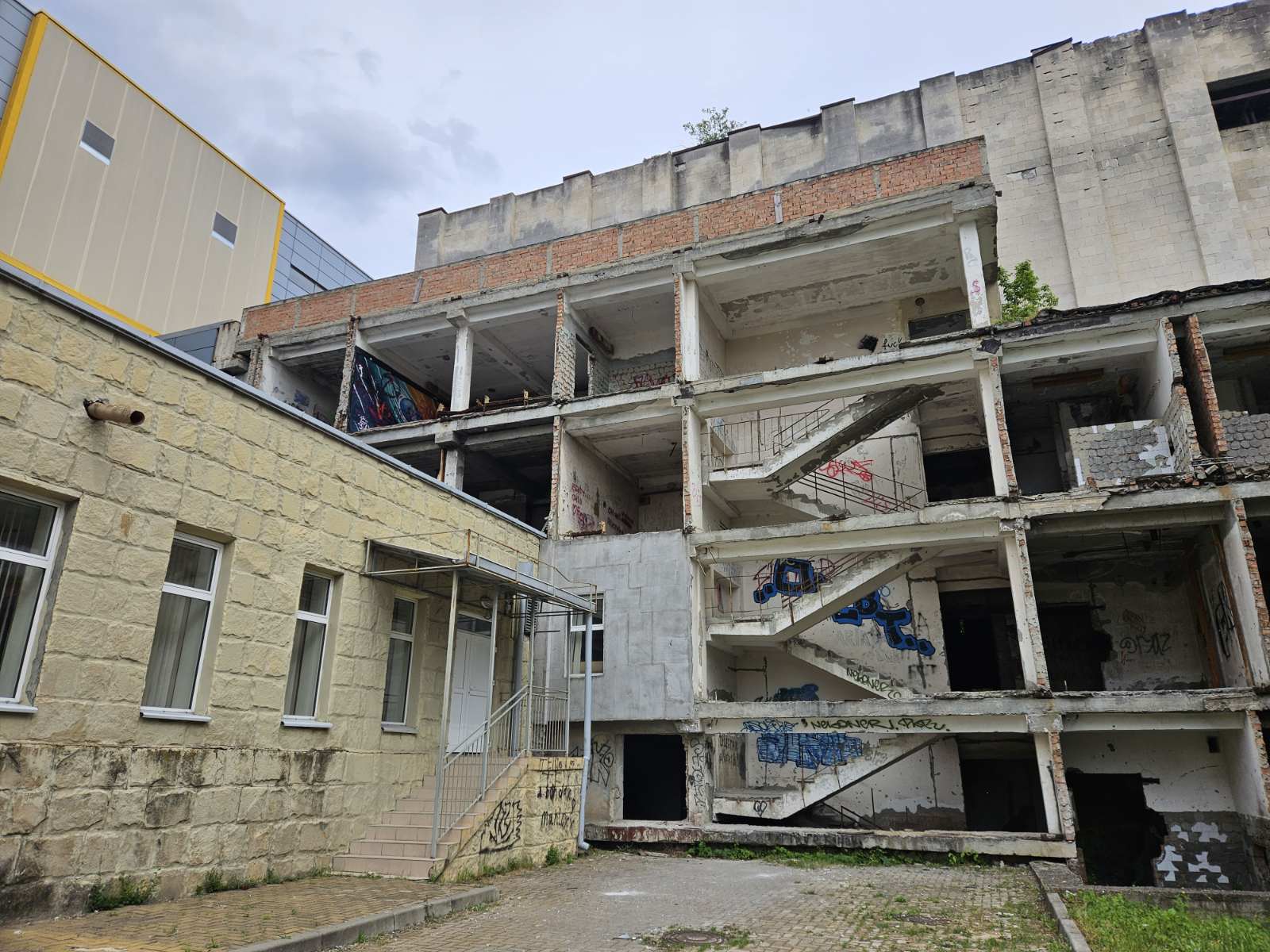 Ion Ștefăniță îndeamnă APP și MIDR la atitudine responsabilă: Clădirea din spatele „Artico” e locul perfect pentru cei care se droghează și boschetari