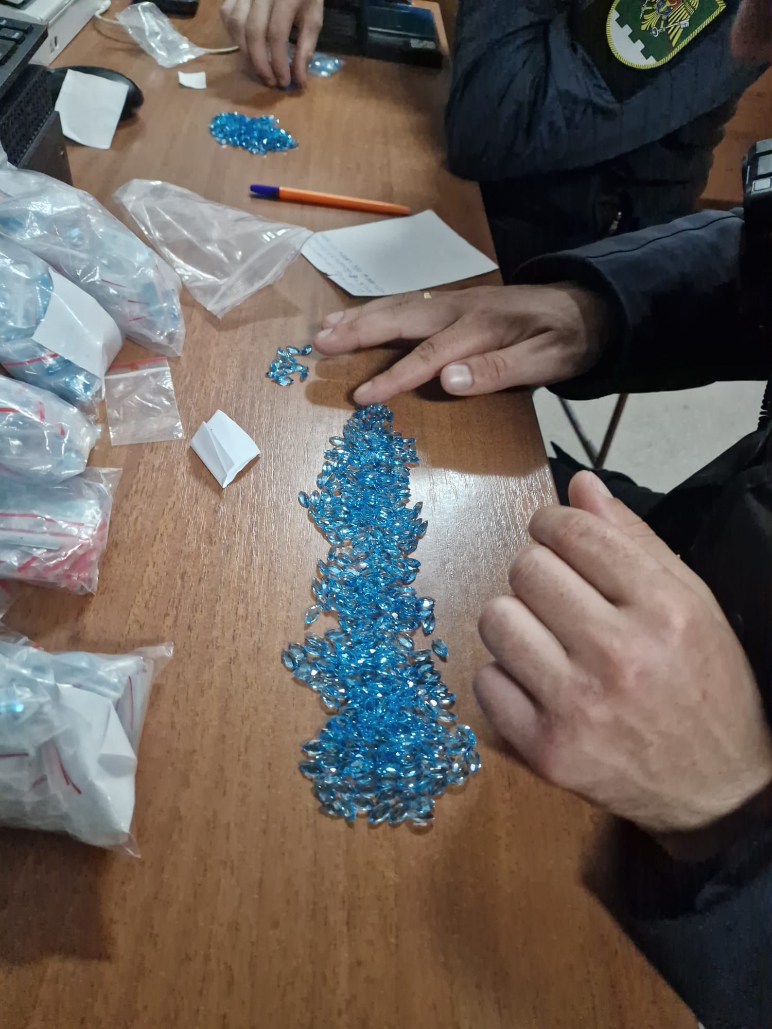 Pietre semiprețioase nedeclarate descoperite în valiza unui pasager străin