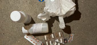 Droguri în colete din Franța și Italia, ascunse-n aparat foto și într-un pachet de semințe de floarea soarelui