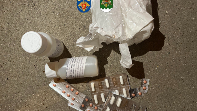 Droguri în colete din Franța și Italia, ascunse-n aparat foto și într-un pachet de semințe de floarea soarelui