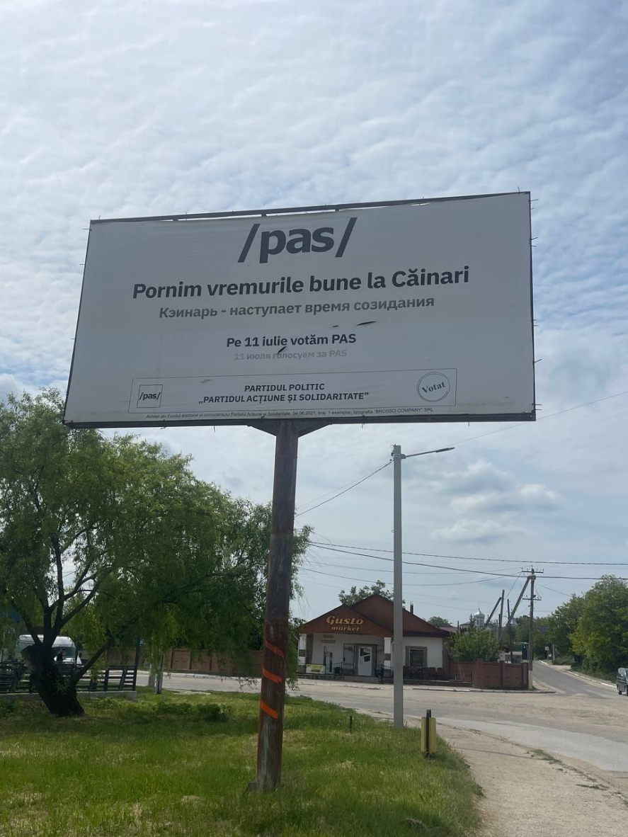 Banner al PAS montat de 4 ani într-o localitate. MAN: Solicităm CEC-ului să examineze circumstanțele