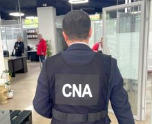 Percheziții în mai multe locații într-un dosar de corupere. Un vameș și un broker vamal au fost reținuți