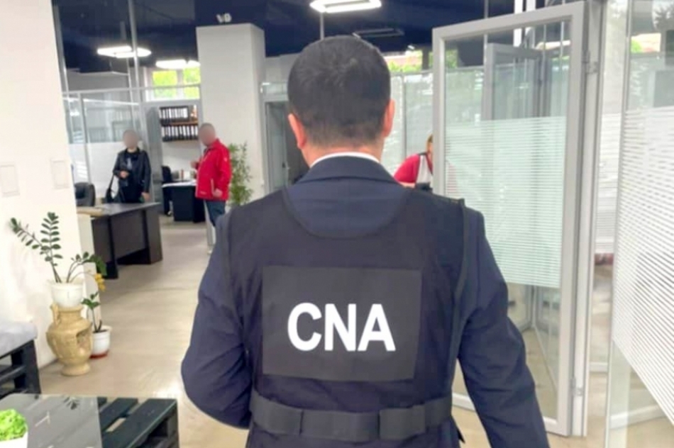 Percheziții în mai multe locații într-un dosar de corupere. Un vameș și un broker vamal au fost reținuți