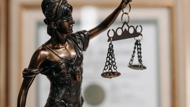 Un judecător a fost deferit justiției pentru săvârșirea infracțiunii prelungită de fals în declarații