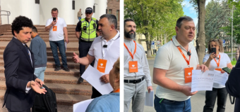 Activiștii Partidului Republican „Inima Moldovei” au întâmpinat deputații PAS în fața Parlamentului cu „amenzi populare”