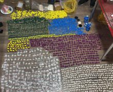 Droguri de peste 2,5 mln. lei depistate în urma unor percheziții. 3 persoane reținute