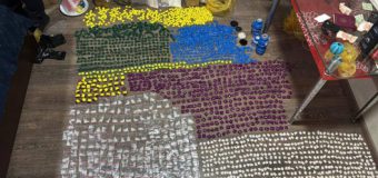 Droguri de peste 2,5 mln. lei depistate în urma unor percheziții. 3 persoane reținute
