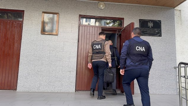 Ofițer de urmărire penală – reținut, după ce a promis unei persoane că o va scăpa de pedeapsă contra 500 de euro