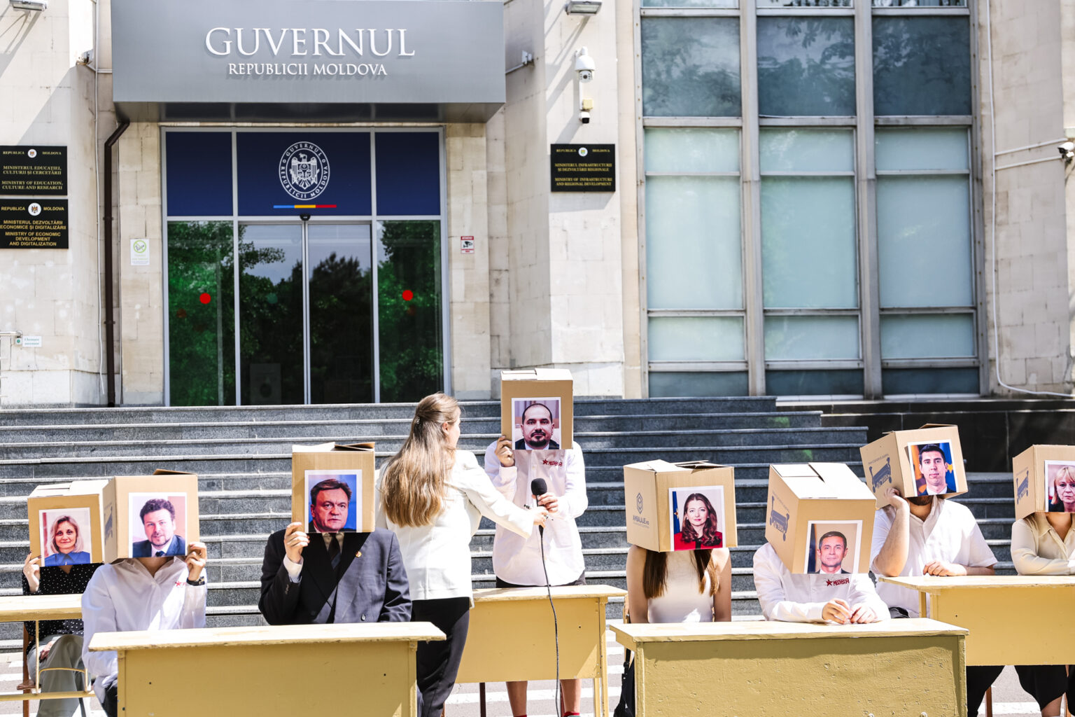 Flashmob la Guvern: „Examen” pentru miniștri
