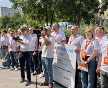 Partidul Republican „Inima Moldovei” a „încătușat” comisariatul Ciocana: Poliția nu servește legea!