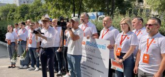 Partidul Republican „Inima Moldovei” a „încătușat” comisariatul Ciocana: Poliția nu servește legea!
