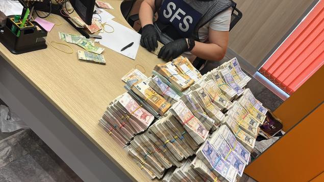 Spălare de bani, cu salarii „în plic” și fără bonuri fiscale de 13 mln. lei la trei companii din domeniul vânzării îmbrăcămintei și încălțămintei