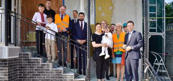 Comisarul European pentru Energie și Locuințe a vizitat prima casă izolată termic cu sprijinul UE