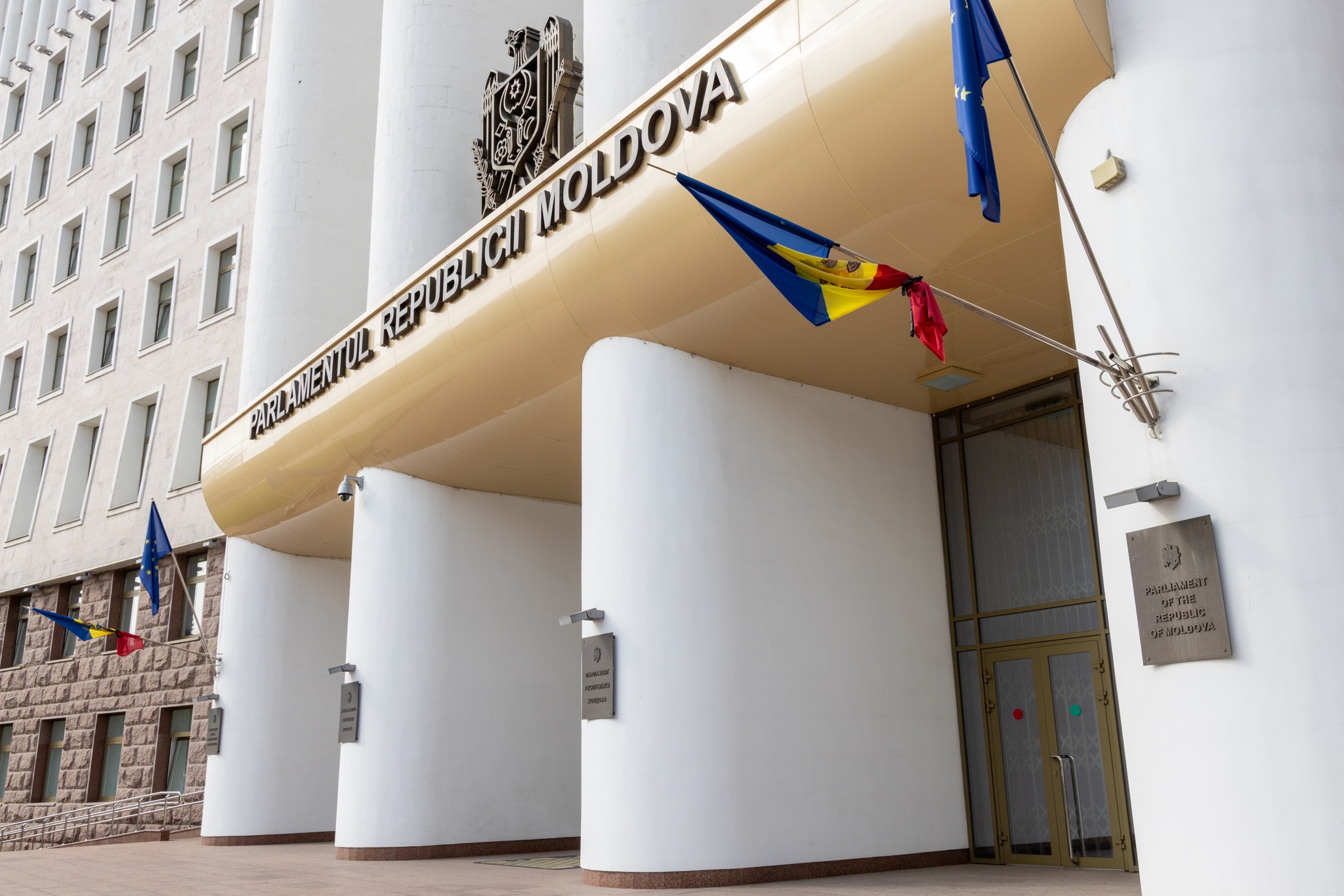 Zi de doliu național. Parlamentul a coborât drapelul în bernă
